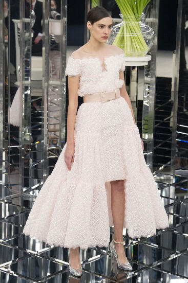 Parīzes augstās modes nedēļa: Chanel tērpi retro noskaņās