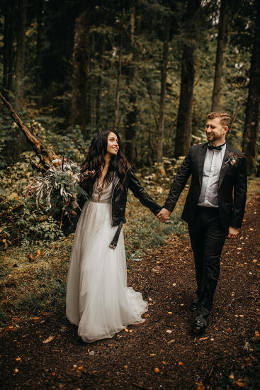 Rudens bagātīgo toņu palete kāzu fotogrāfijās