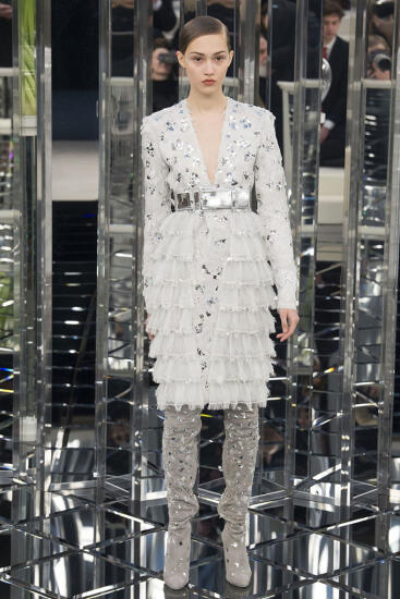 Parīzes augstās modes nedēļa: Chanel tērpi retro noskaņās