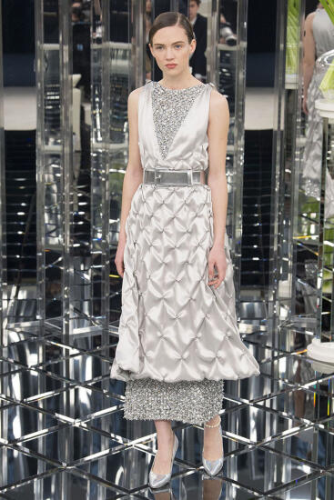 Parīzes augstās modes nedēļa: Chanel tērpi retro noskaņās