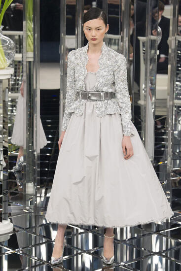 Parīzes augstās modes nedēļa: Chanel tērpi retro noskaņās