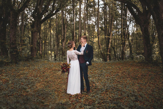 Rudens bagātīgo toņu palete kāzu fotogrāfijās