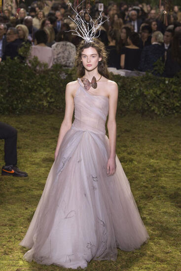 Parīzes augstās modes nedēļa: Christian Dior skaistākie tērpi 