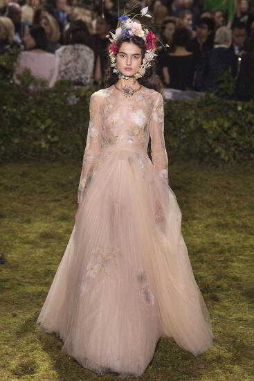 Parīzes augstās modes nedēļa: Christian Dior skaistākie tērpi 