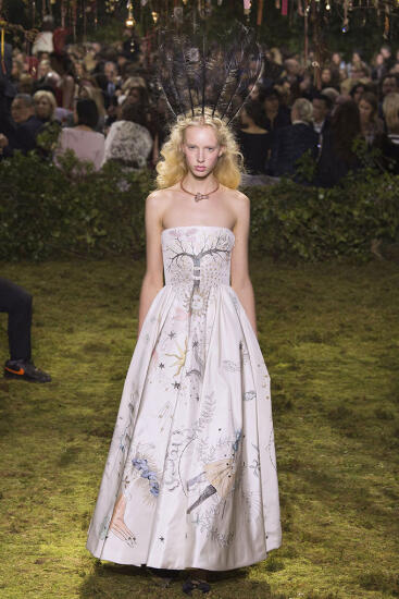 Parīzes augstās modes nedēļa: Christian Dior skaistākie tērpi 