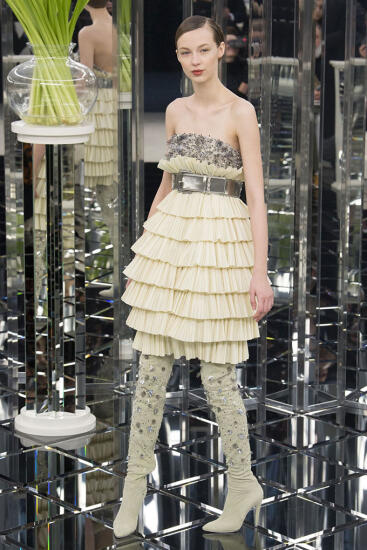 Parīzes augstās modes nedēļa: Chanel tērpi retro noskaņās