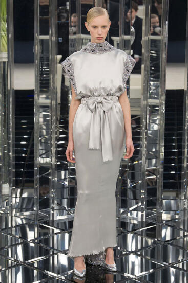Parīzes augstās modes nedēļa: Chanel tērpi retro noskaņās