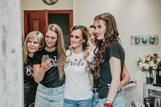 Elīnas vecmeitu ballīte ar 23 brīnišķīgām draudzenēm