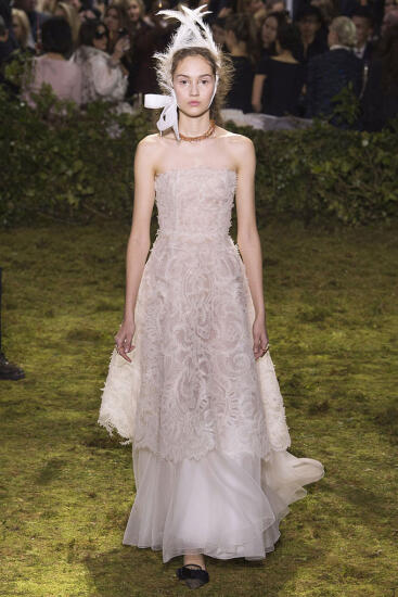 Parīzes augstās modes nedēļa: Christian Dior skaistākie tērpi 