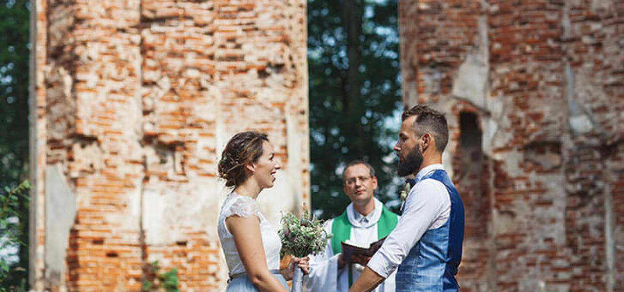 Laulību ceremonijas vieta – baznīcas drupas