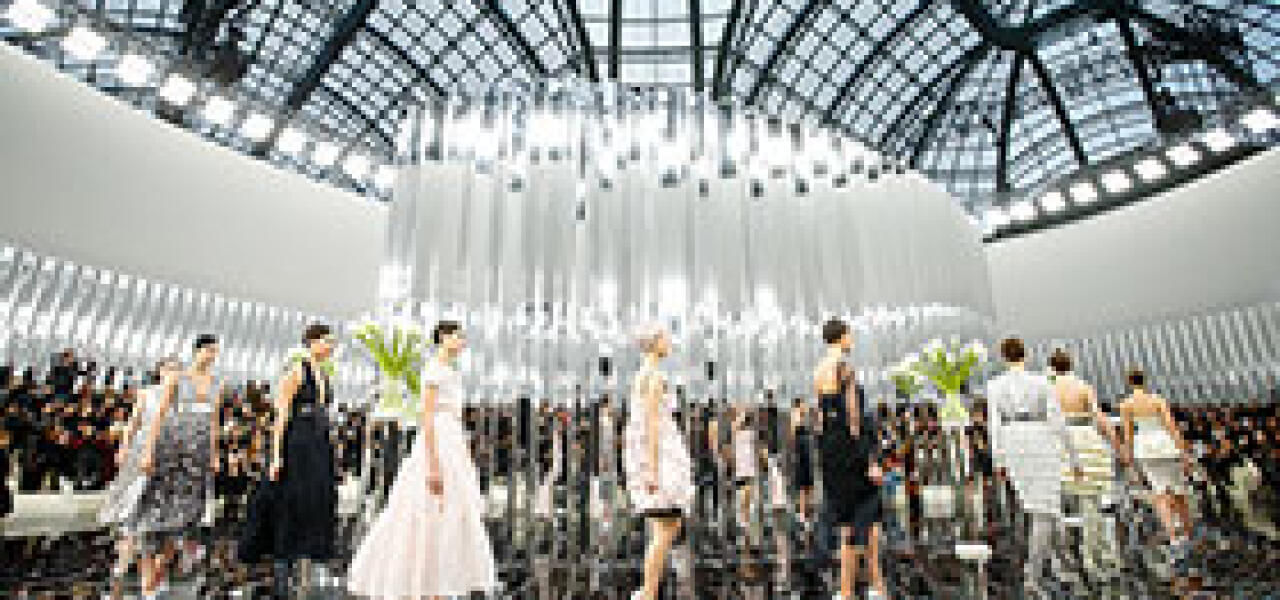 Parīzes augstās modes nedēļa: Chanel tērpi retro noskaņās