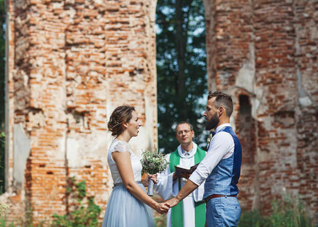 Laulību ceremonijas vieta – baznīcas drupas