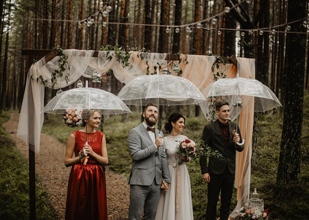 Lietus kāzu dienas fotogrāfijās: slapji, skaisti, iedvesmojoši