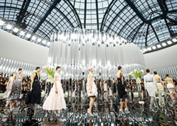 Parīzes augstās modes nedēļa: Chanel tērpi retro noskaņās