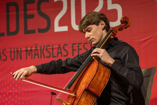 Čellists Pauls Ēriks Skujiņš 