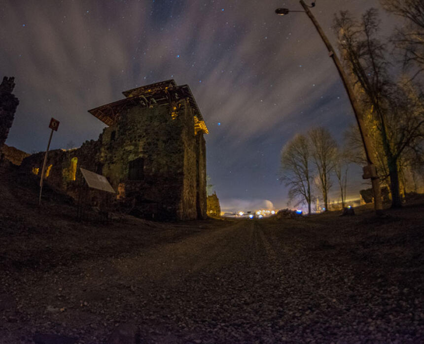 Raunas viduslaiku pilsdrupas ar skatu torni