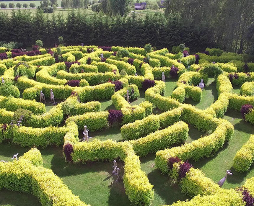 Beverīnas koka skulptūru labirinti un parks
