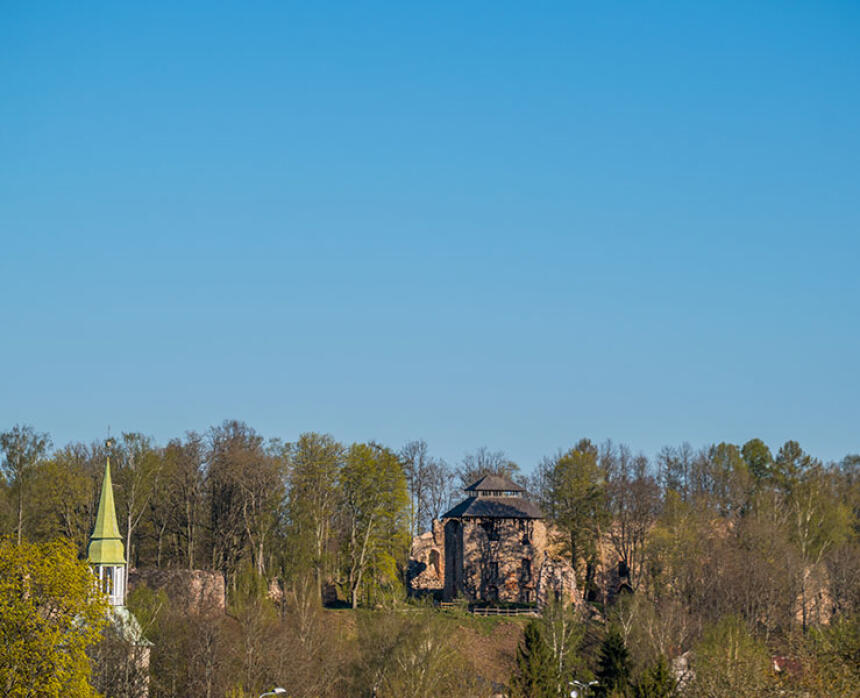 Raunas viduslaiku pilsdrupas ar skatu torni